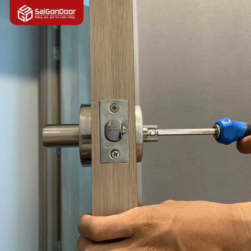 Khóa cửa và phụ kiện hỏng hóc