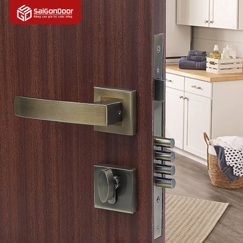 Lựa chọn khóa cửa thép vân gỗ chất lượng tại Saigondoor