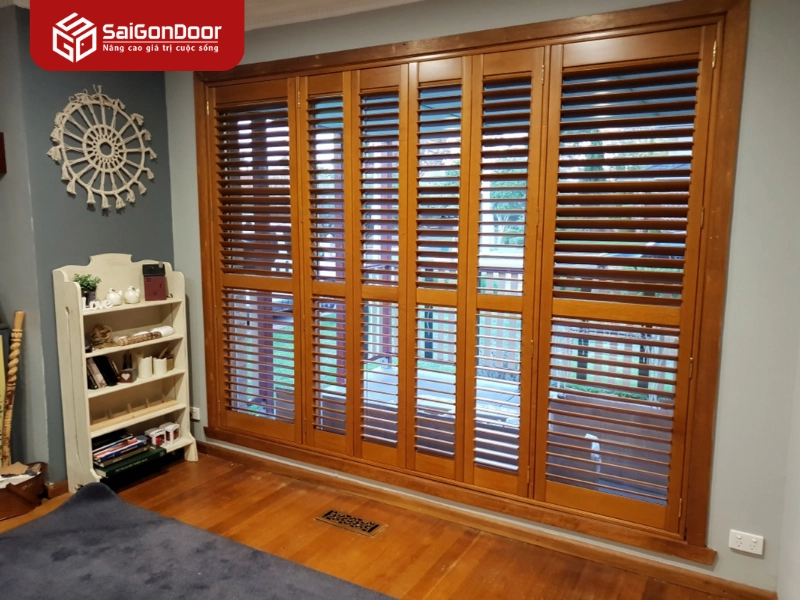 Các mẫu cửa nhôm lá sách giả gỗ phổ biến tại Sài Gòn Door