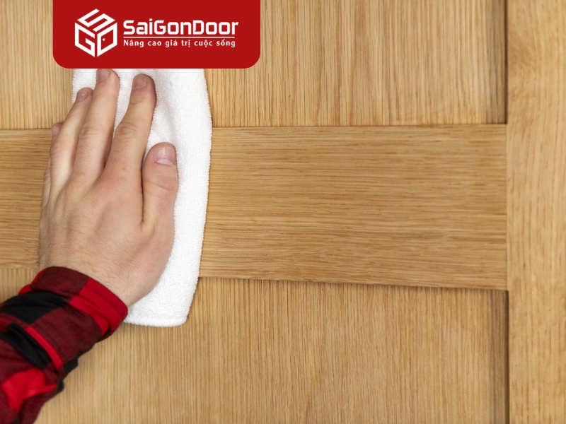 Dùng sản phẩm bảo quản cửa gỗ công nghiệp chuyên dụng