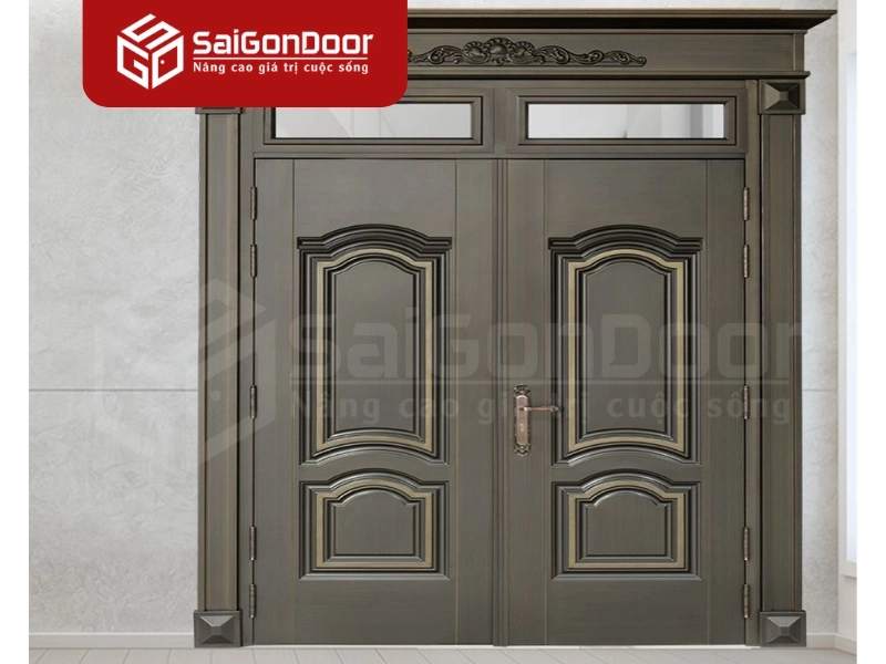 Cửa thép vân gỗ so với cửa nhôm kính