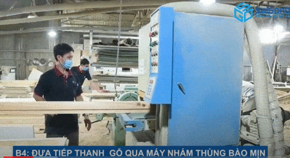 Đưa tiếp thanh gỗ qua máy nhám thùng bào mịn