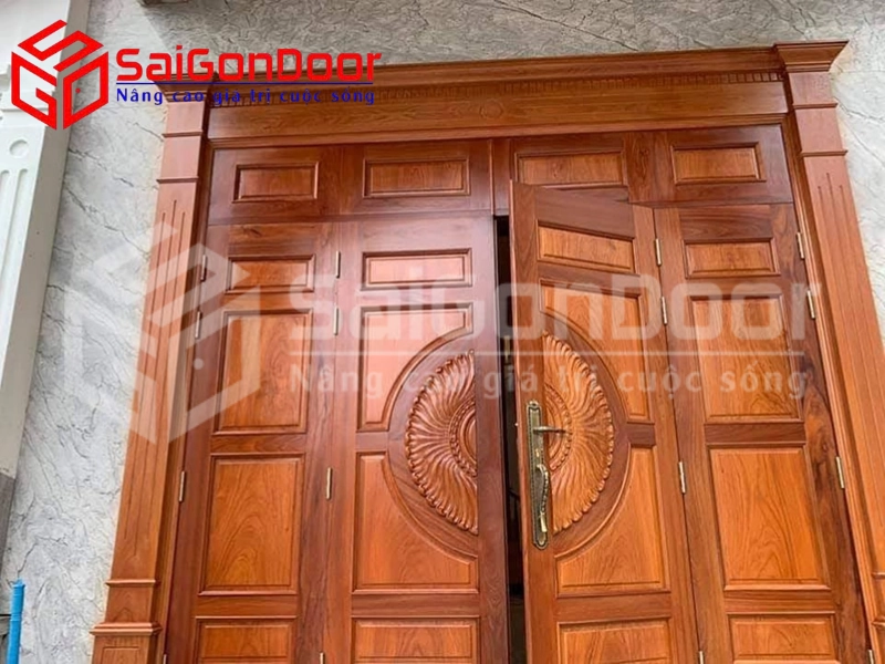 Mẫu cửa gỗ tự nhiên 4 cánh cổ điển