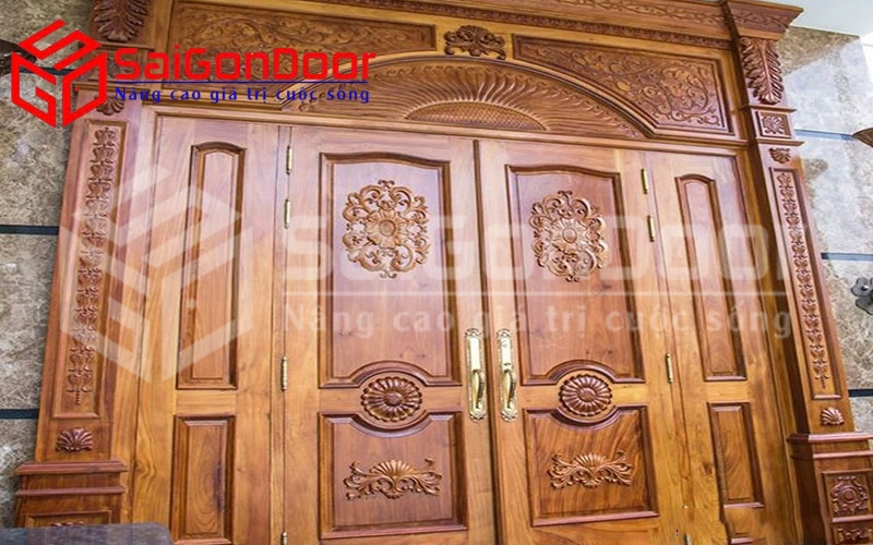 Mẫu cửa gỗ tự nhiên phong cách tân cổ điển