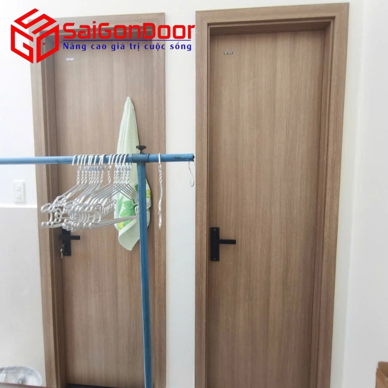 Chi tiết thi công cửa nhựa ABS tại nhà phố anh L.H.N