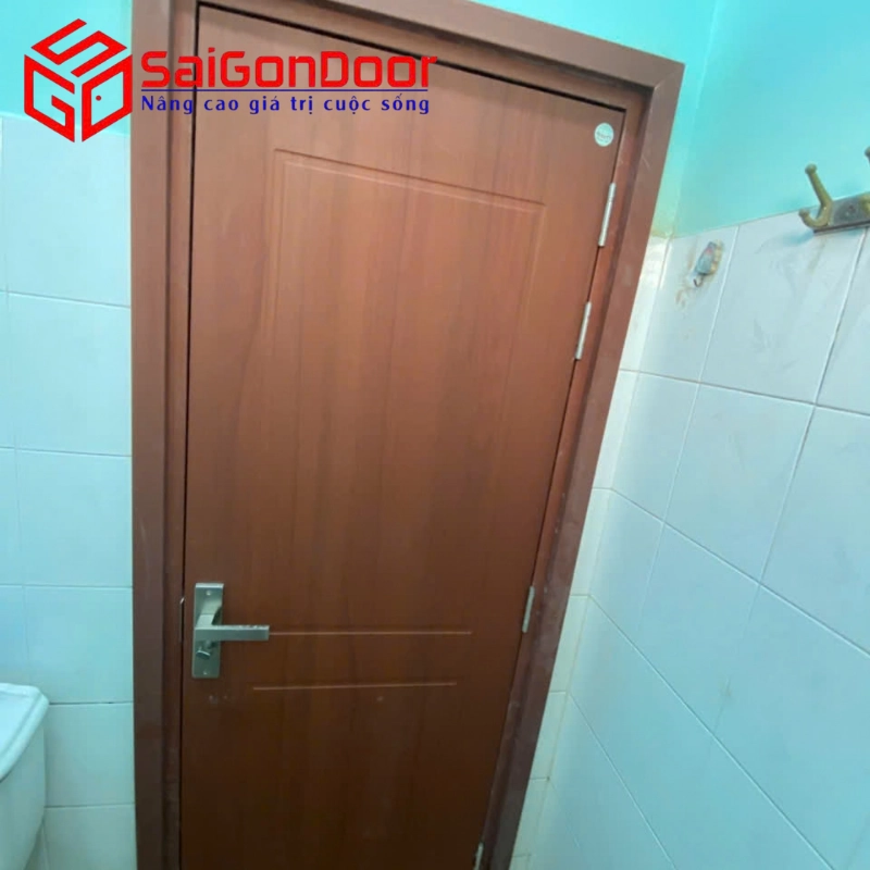 Hai bộ cửa nhìn từ hành lang tạo nên một đường thẳng tắp, đồng bộ tuyệt đối về màu sắc, mang lại vẻ đẹp chỉn chu cho ngôi nhà.