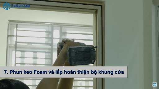 Phun keo Foam và lắp hoàn thiện bộ khung cửa