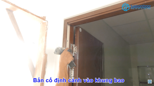 Gắn cố định cửa vào khung bao