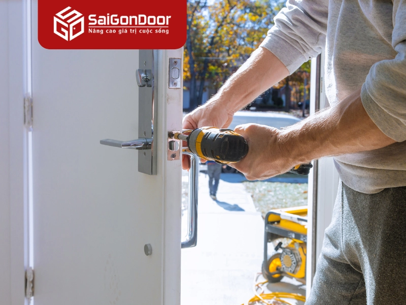 Lắp đặt phụ kiện cho cửa gỗ công nghiệp