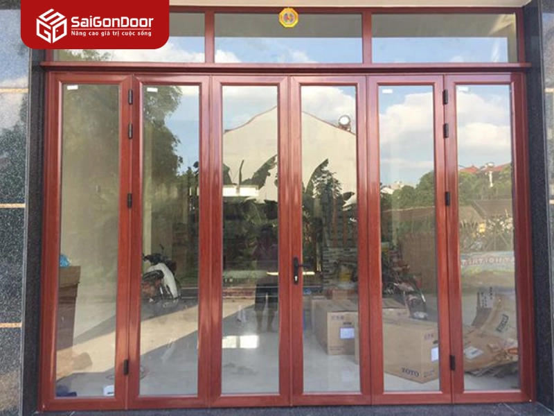 Tại sao cửa nhôm giả gỗ 4 cánh là lựa chọn tối ưu cho mặt tiền nhà phố?