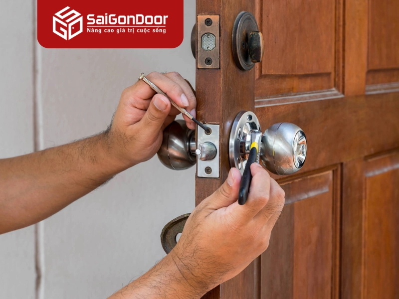 Kiểm tra điều chỉnh yếm khóa khi khóa cửa bị lỗi