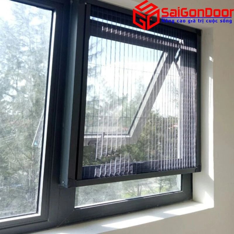 Cửa lưới thường được thiết kế có lớp mỏng ở giữa để ngăn côn trùng xâm nhập