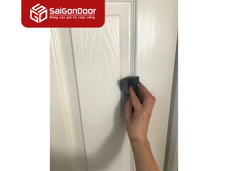 Lấp đầy vết xước và che phủ khi cửa bị trầy xước, bong tróc bề mặt