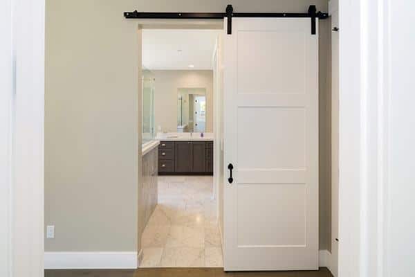 Cửa nhà vệ sinh đối diện bếp
