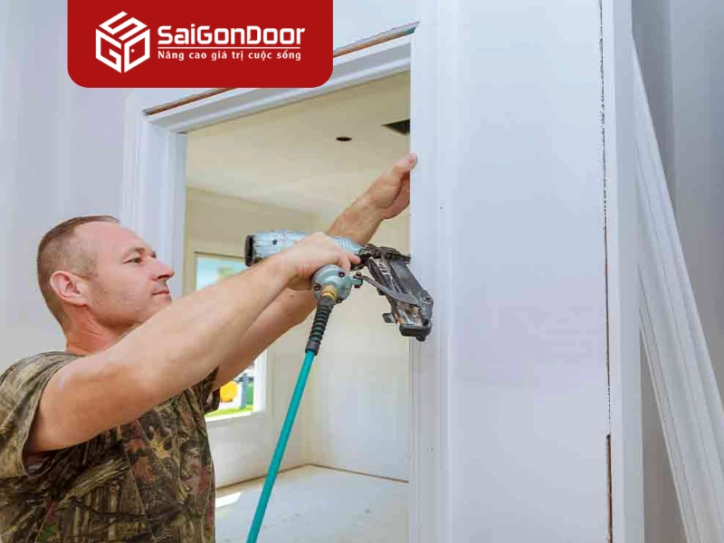 Lắp khung bao cửa gỗ công nghiệp