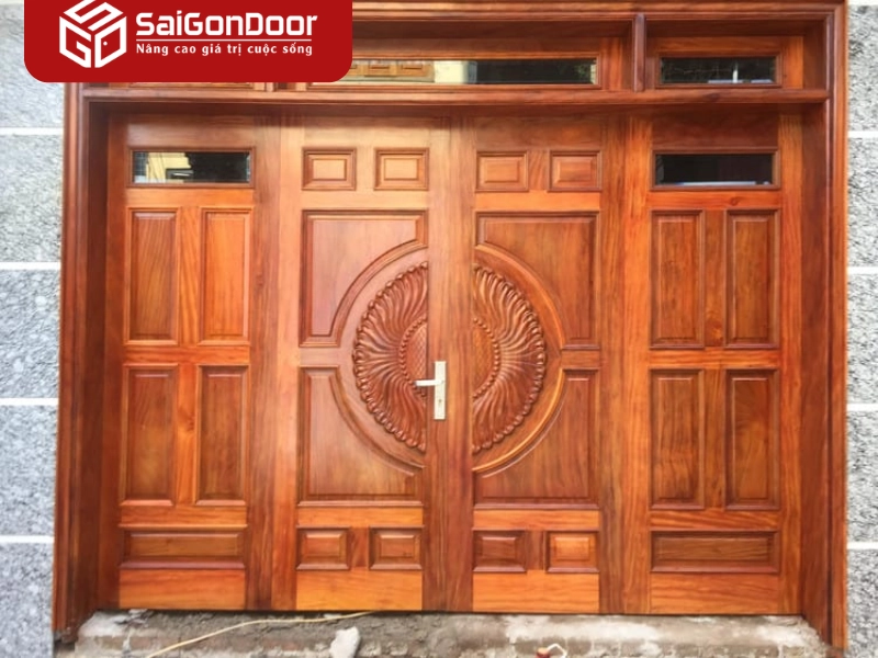 cửa nhà chính bằng gỗ