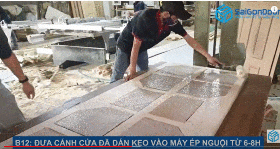 Đưa cánh cửa đã dán keo vào máy ép nguội từ 6-8h