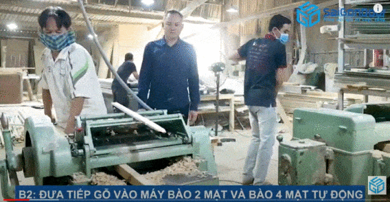 Đưa tiếp gỗ vào máy bào 2 mặt và bào 4 mặt tự động