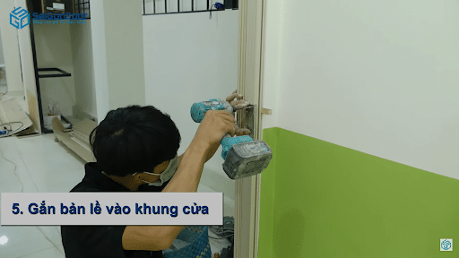 Gắn cố định bản lề vào khung cửa