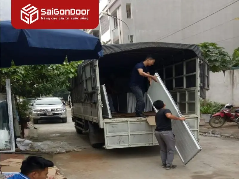 Bóc xếp và cố định cửa thép chống cháy trên phương tiện vận chuyển 