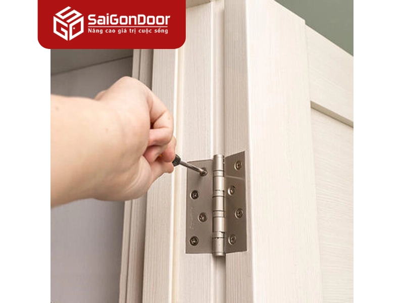 Hướng dẫn lắp đặt bản lề cửa gỗ công nghiệp đúng cách