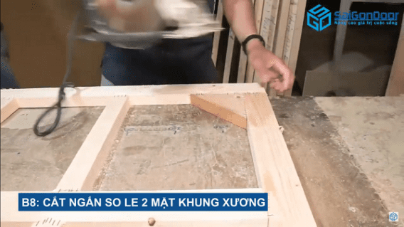 Cắt so le 2 mặt khung xương cửa gỗ 