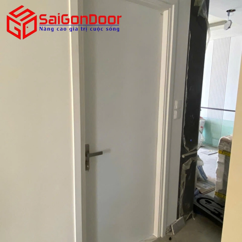 Giải pháp từ Saigondoor: Vì sao nên thi công lắp đặt cửa composite màu trắng tại Kiên Giang cho phòng ngủ