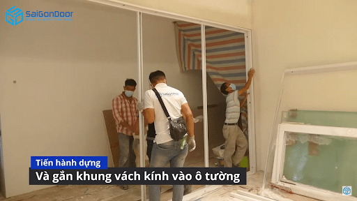 Hình ảnh thực tế quá trình dựng khung vách kính tại SaiGonDoor