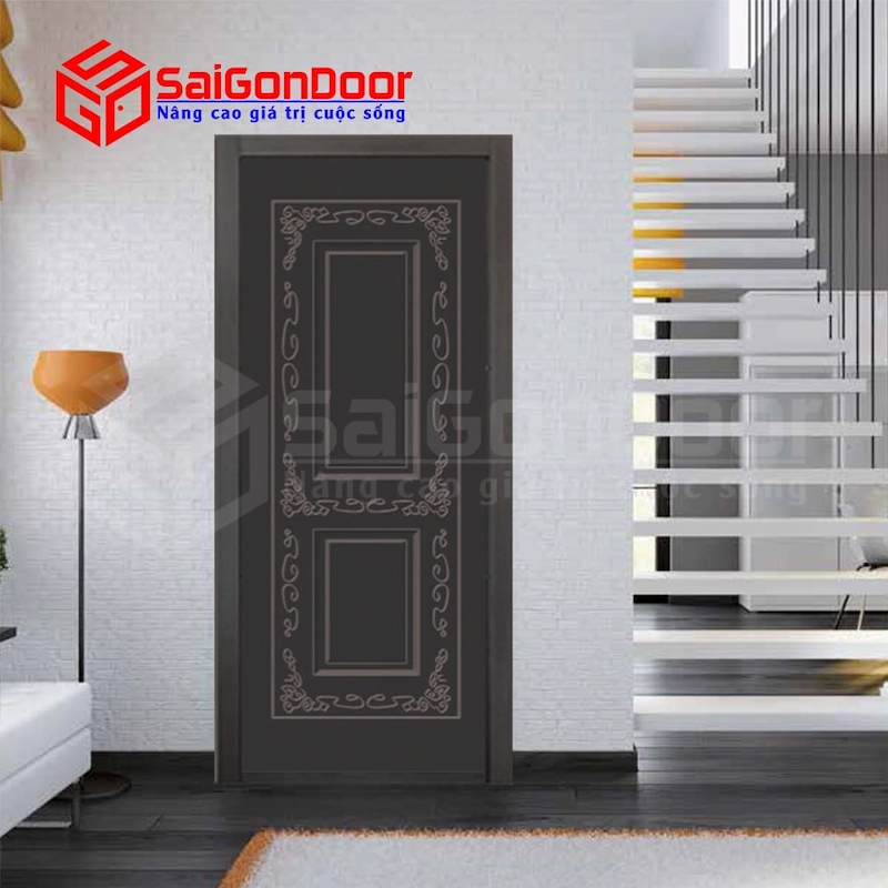 Mẫu cửa có hoa văn chạm khắc hoặc panel nổi
