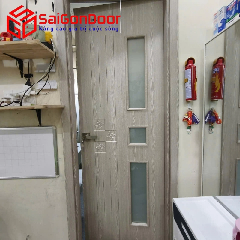 Bối cảnh công trình & nhu cầu thực tế: Thay cửa nhà vệ sinh tại nhà phố Tiền Giang