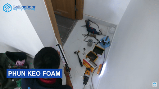 Phun keo Foam lên toàn bộ khung cửa