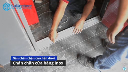 Gắn chân chặn cửa bên dưới