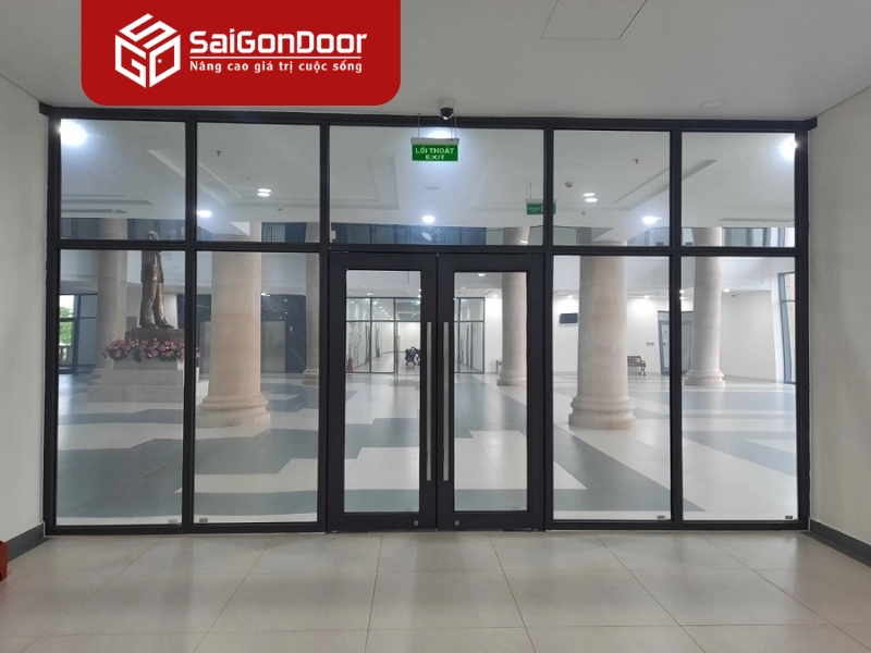Cửa kính chống cháy dùng kính đặc biệt chịu nhiệt, kết hợp khung chắc chắn để ngăn lửa