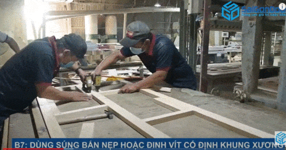 Dùng súng bắn nẹp hoặc đinh vít cố định khung xương