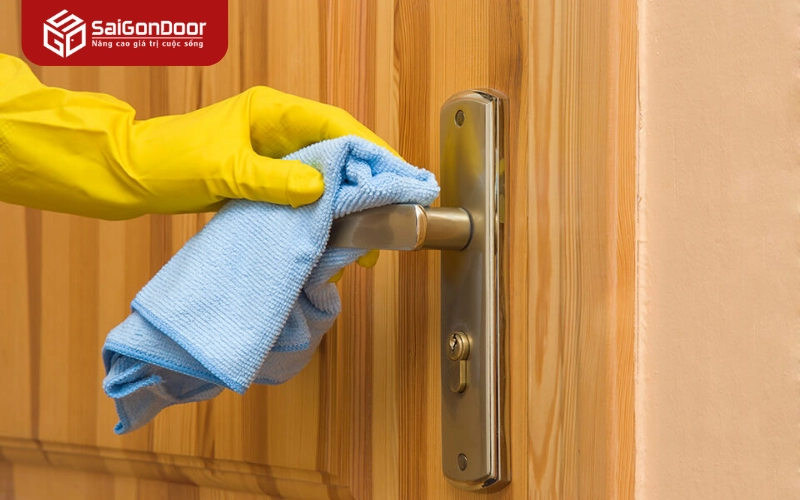Hướng dẫn bảo quản và vệ sinh cửa gỗ tự nhiên để duy trì vẻ đẹp bền lâu