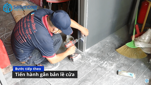 Gắn bản lề cửa