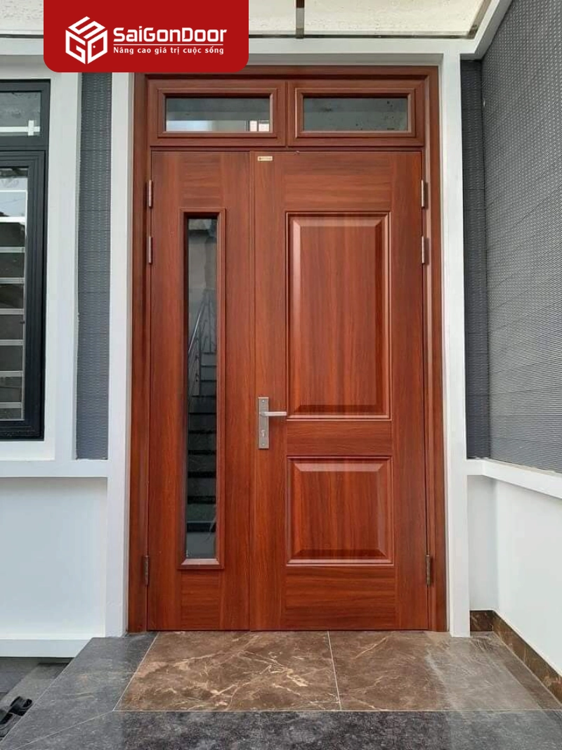 So sánh cửa thép vân gỗ 2 cánh lệch cùng cửa sắt, cửa nhôm kính