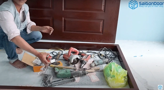 lắp cửa gỗ công nghiệp