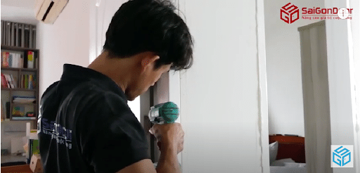 Cố định cánh cửa và nối bản lề vào cửa Cố định cánh cửa và nối bản lề vào cửa