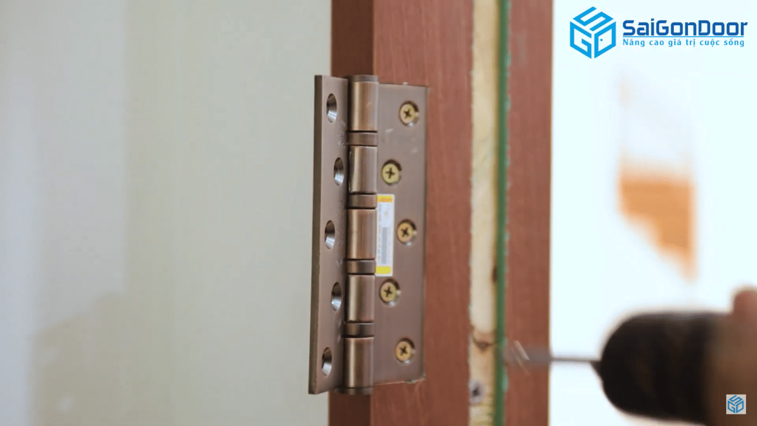 Gia cố bản lề cho cửa gỗ công nghiệp MDF