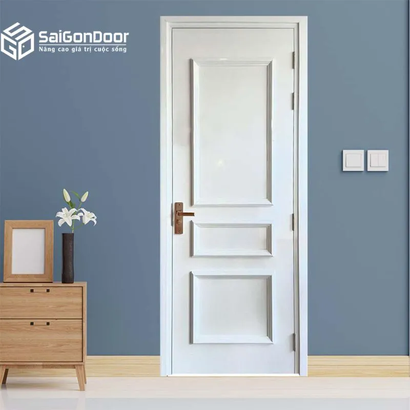 Cửa phào nổi có các đường phào chỉ nổi trên bề mặt tạo điểm nhấn, mang vẻ đẹp cổ điển, sang trọng.