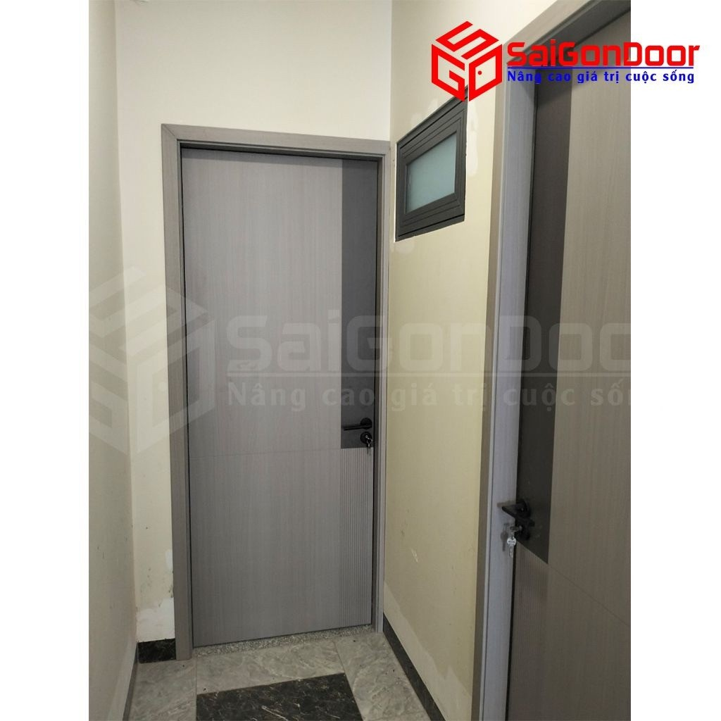 Saigondoor thi công lắp đặt cửa gỗ carbon 