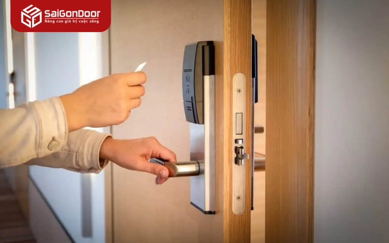 Khóa điện tử cửa thép vân gỗ thông minh