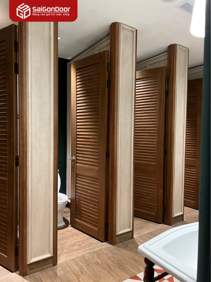 Tại sao nên lựa chọn lắp đặt cửa nhôm lá sách giả gỗ tại Sài Gòn Door?