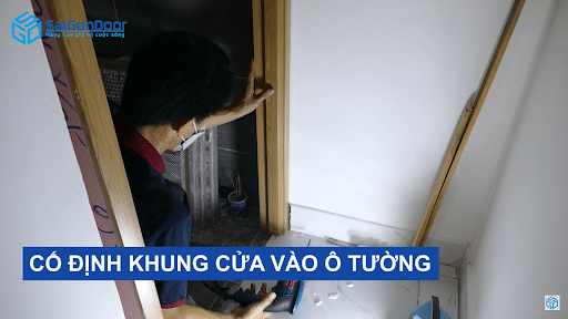 Cố định khung cửa vào ô tường