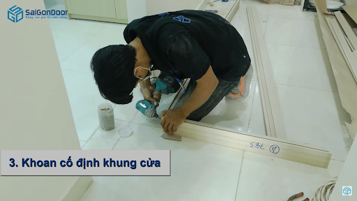 Khoan cố định khung cửa