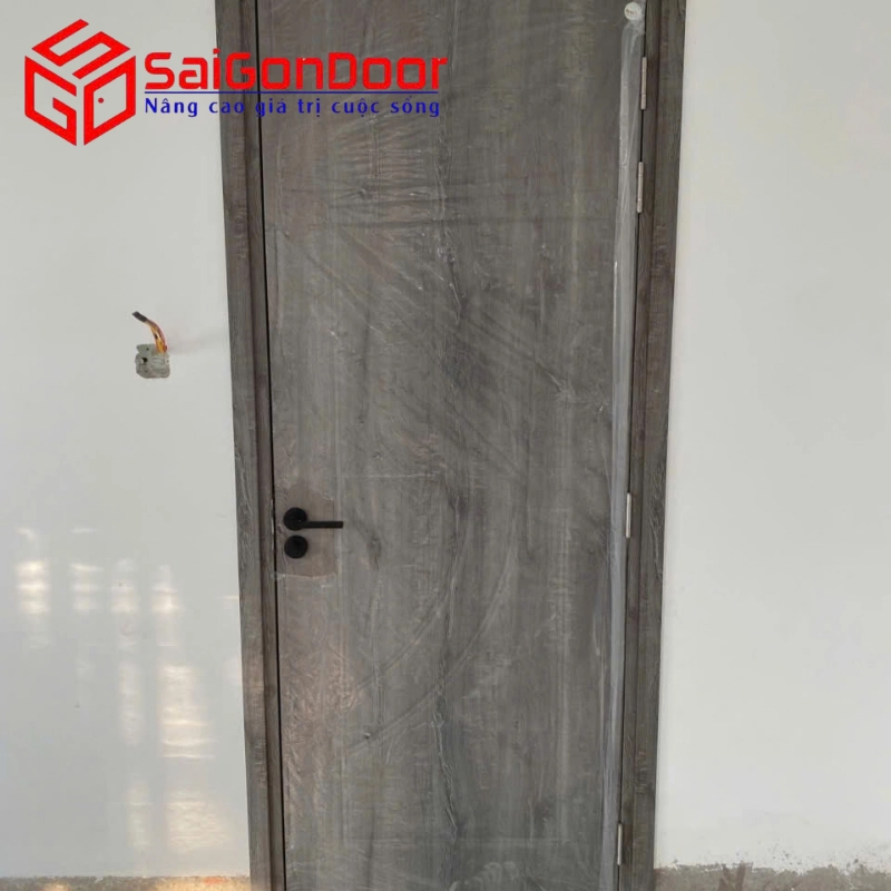 Ảnh tổng thể hai bộ cửa trong không gian nội thất, cho thấy sự đồng bộ tuyệt vời với màu sơn tường và sàn nhà.