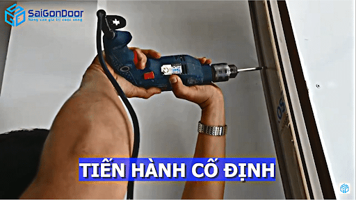 Cố định khung bao bằng khoan và vít