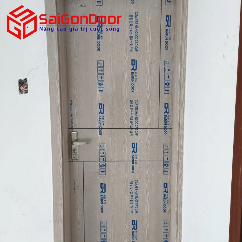 Hình ảnh thực tế thi công cửa tại Đồng Tháp