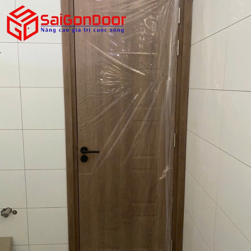 Ảnh chi tiết bề mặt vân gỗ tinh tế, các đường chỉ sắc nét và bộ khóa vận hành mượt mà.